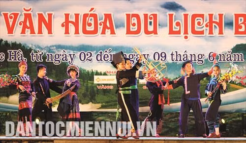 សម្តែងសិល្បៈក្នុងរាត្រីបើកកម្មវិធី