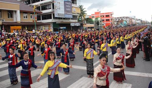ពិធីបួងសួងនៅទីលានក្បែរមាត់ទន្លេ មេគង្គ នាទីរួមខេត្ត Nakhon Phanomមានអត្ថន័យលើកស្ទួយនិងគាំទ្រការអភិរក្សសិល្បៈវប្បធម៌ ប្រពៃណីនៃជំនឿទាក់ទងនឹងពស់នាគរាជដែលតែងតែថែរក្សាប្រជាជននៅតំបន់ទន្លេ មេគង្គ ពិធីបួងសួងនៅទីលានក្បែរមាត់ទន្លេ មេគង្គ នាទីរួមខេត្ត Nakhon Phanomមានអត្ថន័យលើកស្ទួយនិងគាំទ្រការអភិរក្សសិល្បៈវប្បធម៌ ប្រពៃណីនៃជំនឿទាក់ទងនឹងពស់នាគរាជដែលតែងតែថែរក្សាប្រជាជននៅតំបន់ទន្លេ មេគង្គ