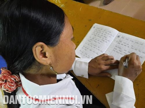 បណ្តាបាតដៃគគ្រើមព្រោះធ្លាប់តែកាន់ចប កាន់នង្គ័ល ឥឡូវនេះចេះកាន់ប៊ិចសរសេរឈ្មោះខ្លួនឯងផ្ទាល់ បងប្អូននារីជាច្រើននាំទាំងកូនតូចអោយចូលរៀនជាមួយផង បណ្តាបាតដៃគគ្រើមព្រោះធ្លាប់តែកាន់ចប កាន់នង្គ័ល ឥឡូវនេះចេះកាន់ប៊ិចសរសេរឈ្មោះខ្លួនឯងផ្ទាល់ បងប្អូននារីជាច្រើននាំទាំងកូនតូចអោយចូលរៀនជាមួយផង