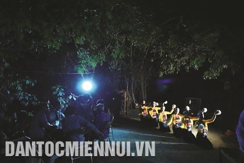 អញើ្ជញមកកាន់ ម៉ាយចូវ ភ្ញៀវទេសចរបានសាកល្បងជាក់សែង្ដ ជាមួយនឹងលំហវប្បធម៌ដ៏ពិសេសដាច់ដោយឡែកជាមួយនឹងពេលរាត្រីដ៏រីករាយនៅក្បែរពែងស្រានិងបណ្ដាក្បាច់រាំគួរអោយគយគន់