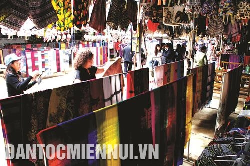 ផ្ដើមពីគ្រាដំបូងត្បាញតែកន្សែង អាវដោយសំពត់សង្កឹមសម្រាប់ពាក់បច្ចុប្បន្ន បងប្អូនជនជាតិនៅទីនេះបានទាំងធ្វើដោយផ្ទាល់ដៃនូវវត្ថុអនុស្សាវរីយ៍ផ្សេងៗ ដូចជា៖ កន្សែងបង់ក បន្ទះក្រណាត់សម្រាប់តាក់តែងលម្អ ខ្សែពាក់នៅដៃ... សម្រាប់លក់អោយភ្ញៀវទេសចរ