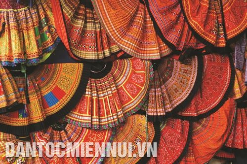 ឈុតសំពត់ខ្លីចម្រុះដោយពណ៌ស្រស់ឆើតឆាយរបស់បងប្អូនជនជាតិ ម៉ុង