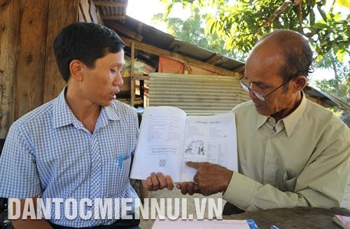 “គ្រូបង្រៀន” យ៉ាលាន់ ណែនាំកម្មាភិបាលការិយាល័យជនជាតិស្រុក ឌើនយឿង របៀបបញ្ចេញសំឡេងភាសា ជូរូ