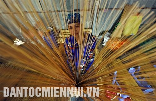 របរធ្វើធូបនៅឃុំ ក្វាងភូកូវ មានវត្តមានតាំងពីប្រហែល ១០០ ឆ្នាំមុនមកម៉្លេះ។ គ្រាដំបូងឡើយ  របរធ្វើធូបភាគច្រើនប្រមូលផ្តុំនៅភូមិ ភូលឿងធឿង ប៉ុន្តែឥឡូវនេះបានពង្រីកទូលំទូលាយចេញទៅដល់ភូមិនានាក្នុងឃុំដូចជា កូវបូវ ដាវទូ...