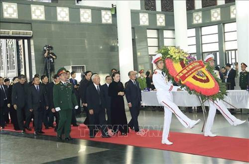 គណៈប្រតិភូរដ្ឋសភានៃសាធារណរដ្ឋសង្គមនិយមវៀតណាម ដឹកនាំដោយសមមិត្ត ង្វៀន ធីគីមង៉ឹន សមាជិកការិយាល័យនយោបាយ ប្រធានរដ្ឋសភា អញ្ជើញគោរពវិញ្ញាណក្ខន្ធសពលោកប្រធានរដ្ឋ ត្រឹនដាយក្វាង។ រូបថត៖ ញ៉ានសាង - ទីភ្នាក់ងារព័ត៌មានវៀតណាម