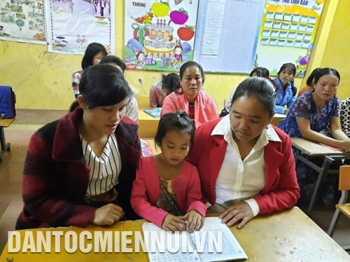 បណ្តាបាតដៃគគ្រើមព្រោះធ្លាប់តែកាន់ចប កាន់នង្គ័ល ឥឡូវនេះចេះកាន់ប៊ិចសរសេរឈ្មោះខ្លួនឯងផ្ទាល់ បងប្អូននារីជាច្រើននាំទាំងកូនតូចអោយចូលរៀនជាមួយផង បណ្តាបាតដៃគគ្រើមព្រោះធ្លាប់តែកាន់ចប កាន់នង្គ័ល ឥឡូវនេះចេះកាន់ប៊ិចសរសេរឈ្មោះខ្លួនឯងផ្ទាល់ បងប្អូននារីជាច្រើននាំទាំងកូនតូចអោយចូលរៀនជាមួយផង