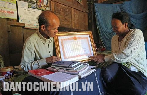 ចាស់ភូមិ យ៉ាលាន់ រៀបរៀងឯកសារ ត្រៀមរៀបចំខ្លឹមសារបង្ហាត់បង្រៀនភាសា ជូរូ អោយ កម្មាភិបាលនៅមូលដ្ឋាន ចាស់ភូមិ យ៉ាលាន់ ចូលរួមរៀបរៀងគម្រោងបង្រៀន សៀវភៅ វចនានុក្រមទ្វេភាសា វៀតណាម - ជូរូ ជួយពាំនាំភាសា ជូរូ មកជិតជាងនឹងអ្នកសិក្សា ក្នុងពិធីលើកតម្កើងអ្នកមានកិត្យានុភាព បញ្ញវន្ត សហគ្រិនជនជាតិភាគតិចគំរូទូទាំងប្រទេសឆ្នាំ ២០១៧ ចាស់ភូមិ យ៉ាលាន់ មានកិត្តិយសបានទទួលប័ណ្ណសរសើររបស់នាយករដ្ឋមន្ត្រីនៃរដ្ឋាភិបាល