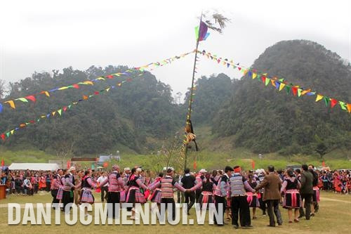 បន្ទាប់ពីពិធីកិច្ចបោះដើម នេវ បុរសស្ត្រីក្នុងភូមិ មុ៉ង កាន់ដៃគ្នាជាវង់រាំនឹងគ្នាតាមចង្វាក់គែនពិធីកិច្ចបោះដើម នេវ ក្នុងពិធីបុណ្យ បន្ទាប់ពីពិធីកិច្ចបោះដើម នេវ បុរសស្ត្រីក្នុងភូមិ មុ៉ង កាន់ដៃគ្នាជាវង់រាំនឹងគ្នាតាមចង្វាក់គែនពិធីកិច្ចបោះដើម នេវ ក្នុងពិធីបុណ្យ