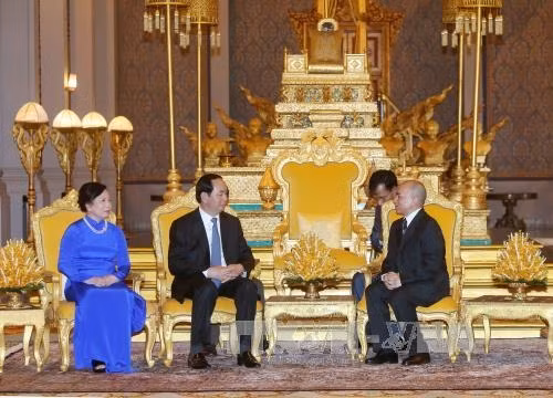 នាព្រឹកថ្ងៃទី ១៥ ខែ មិថុនា ព្រះមហាក្សត្រនៃព្រះរាជាណាចក្រកម្ពុជា នរោត្តម សីហមុនី យាងទទួលស្វាគមន៍និងទទួលជួបសវនការជាមួយលោកប្រធានរដ្ឋ ត្រឹនដាយក្វាង និងលោកជំទាវ។ រូបថត៖ ញ៉ានសាង - ទីភ្នាក់ងារព័ត៌មានវៀតណាម