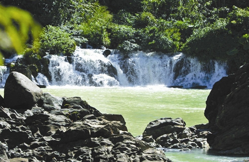 ល្បាក់ទឹក យ៉ាឡុង ល្បាក់ទឹក ដឺរ៉ៃសាប ផ្ទាំងថ្មទាំងឡាយដែលជាបន្ទុះភ្នំភ្លើងនៅរាត់រាយពេញក្នុងដងព្រៃក្បែរល្បាក់ទឹក ដឺរ៉ៃសាប ជាកន្លែងសំរាកលំហែកាយគួរឱ្យជក់ចិត្តដិតអារម្មណ៍សំរាប់ភ្ញៀវទេសចរណ៍