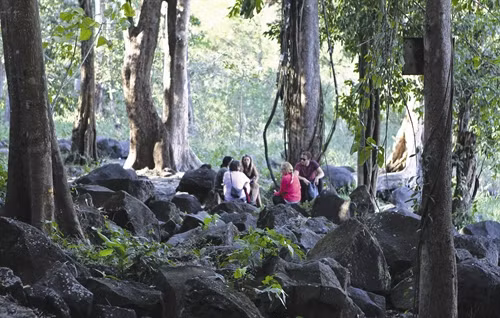 ល្បាក់ទឹក យ៉ាឡុង ល្បាក់ទឹក ដឺរ៉ៃសាប ផ្ទាំងថ្មទាំងឡាយដែលជាបន្ទុះភ្នំភ្លើងនៅរាត់រាយពេញក្នុងដងព្រៃក្បែរល្បាក់ទឹក ដឺរ៉ៃសាប ជាកន្លែងសំរាកលំហែកាយគួរឱ្យជក់ចិត្តដិតអារម្មណ៍សំរាប់ភ្ញៀវទេសចរណ៍ ល្បាក់ទឹក យ៉ាឡុង ល្បាក់ទឹក ដឺរ៉ៃសាប ផ្ទាំងថ្មទាំងឡាយដែលជាបន្ទុះភ្នំភ្លើងនៅរាត់រាយពេញក្នុងដងព្រៃក្បែរល្បាក់ទឹក ដឺរ៉ៃសាប ជាកន្លែងសំរាកលំហែកាយគួរឱ្យជក់ចិត្តដិតអារម្មណ៍សំរាប់ភ្ញៀវទេសចរណ៍