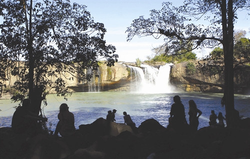 ល្បាក់ទឹក យ៉ាឡុង ល្បាក់ទឹក ដឺរ៉ៃសាប ផ្ទាំងថ្មទាំងឡាយដែលជាបន្ទុះភ្នំភ្លើងនៅរាត់រាយពេញក្នុងដងព្រៃក្បែរល្បាក់ទឹក ដឺរ៉ៃសាប ជាកន្លែងសំរាកលំហែកាយគួរឱ្យជក់ចិត្តដិតអារម្មណ៍សំរាប់ភ្ញៀវទេសចរណ៍