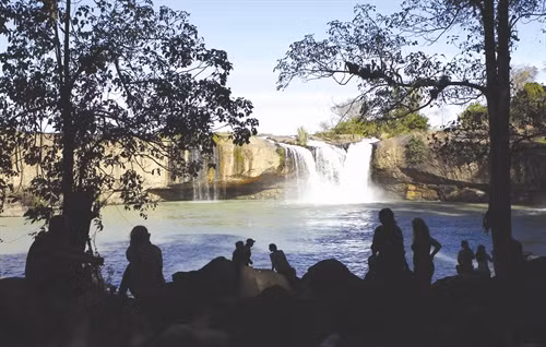 ល្បាក់ទឹក យ៉ាឡុង ល្បាក់ទឹក ដឺរ៉ៃសាប ផ្ទាំងថ្មទាំងឡាយដែលជាបន្ទុះភ្នំភ្លើងនៅរាត់រាយពេញក្នុងដងព្រៃក្បែរល្បាក់ទឹក ដឺរ៉ៃសាប ជាកន្លែងសំរាកលំហែកាយគួរឱ្យជក់ចិត្តដិតអារម្មណ៍សំរាប់ភ្ញៀវទេសចរណ៍ ល្បាក់ទឹក យ៉ាឡុង ល្បាក់ទឹក ដឺរ៉ៃសាប ផ្ទាំងថ្មទាំងឡាយដែលជាបន្ទុះភ្នំភ្លើងនៅរាត់រាយពេញក្នុងដងព្រៃក្បែរល្បាក់ទឹក ដឺរ៉ៃសាប ជាកន្លែងសំរាកលំហែកាយគួរឱ្យជក់ចិត្តដិតអារម្មណ៍សំរាប់ភ្ញៀវទេសចរណ៍