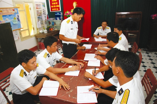 កម្មាភិបាល យុទ្ធជនកោះ ទ្រឿងសា ដើរល្បាតជារឿយៗ ការពាររឹងមាំអធិបតេយ្យភាពសមុទ្រកោះដ៏ពិសិដ្ឋរបស់មាតុភូមិ ពេលប្រជុំជីវភាពមួយរបស់សាខាបក្សនៅលើកោះ ទ្រឿងសា កម្មាភិបាល យុទ្ធជនកោះ ទ្រឿងសា ទស្សនារៀនសូត្រនៅអាគាររំលឹកគុណូបការៈលោកប្រធាន ហូជីមិញ លើកោះ