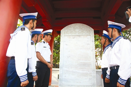 កម្មាភិបាល យុទ្ធជនកោះ ទ្រឿងសា ដើរល្បាតជារឿយៗ ការពាររឹងមាំអធិបតេយ្យភាពសមុទ្រកោះដ៏ពិសិដ្ឋរបស់មាតុភូមិ ពេលប្រជុំជីវភាពមួយរបស់សាខាបក្សនៅលើកោះ ទ្រឿងសា កម្មាភិបាល យុទ្ធជនកោះ ទ្រឿងសា ទស្សនារៀនសូត្រនៅអាគាររំលឹកគុណូបការៈលោកប្រធាន ហូជីមិញ លើកោះ