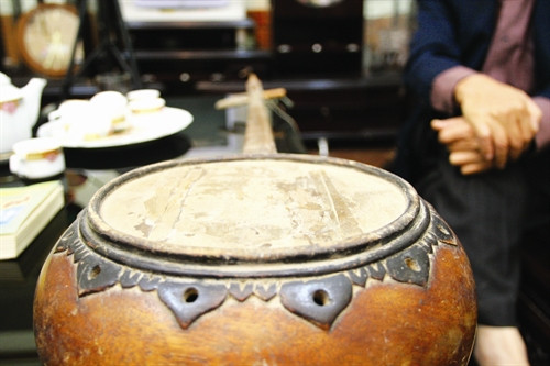 ប្រអប់ស្នូកចាប៉ី ទីញ បានធ្វើអំពីមួយចំហៀងសំបកផ្លែឃ្លោកក្រៀម