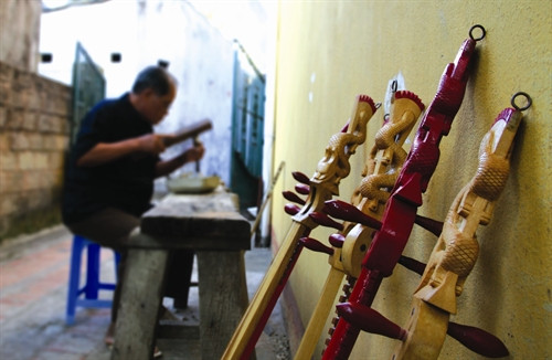 ច្នៃបង្កើតចាប៉ី ទីញ ទាមទារជាងត្រូវមានក្ដីអំណត់ មានបាតដៃដ៏ចំណានទាំងគូ ហើយមានការយល់ដឹងអំពីចាប៉ី