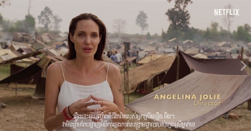 អ្នកស្រី Angelina Jolie បានបង្ហាញខ្លួននៅលើ trailer ដែលប្រកាសនៅដើមឆ្នាំ ២០១៧ ឧទ្ទេសនាមអំពីខ្សែភាពយន្តដែលអ្នកស្រីបានផលិតហើយបានដឹកនាំសំដែងនិងក៏ជាអ្នកនិពន្ធដែរគ្រោងនឹងចេញផ្សាយជាសាធារណៈនាថ្ងៃទី ១៨ ខែ កុម្ភៈ ឆ្នាំ ២០១៧ នៅ សៀមរាប កម្ពុជា។ រូបថត៖ sabaynews។