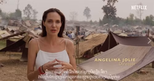 អ្នកស្រី Angelina Jolie បានបង្ហាញខ្លួននៅលើ trailer ដែលប្រកាសនៅដើមឆ្នាំ ២០១៧ ឧទ្ទេសនាមអំពីខ្សែភាពយន្តដែលអ្នកស្រីបានផលិតហើយបានដឹកនាំសំដែងនិងក៏ជាអ្នកនិពន្ធដែរគ្រោងនឹងចេញផ្សាយជាសាធារណៈនាថ្ងៃទី ១៨ ខែ កុម្ភៈ ឆ្នាំ ២០១៧ នៅ សៀមរាប កម្ពុជា។ រូបថត៖ sabaynews។