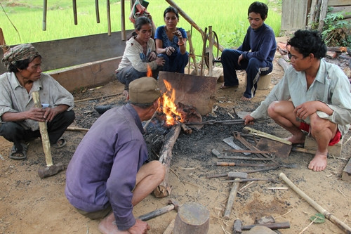 ជាងដំដែកពូកែត្រូវចេះ "ប្រមាណភ្លើង" ដើម្បីបញ្ចូលដែកទៅក្នុងឡ