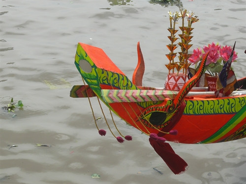 បងប្អូនជនជាតិខ្មែរមានជំនឿថា នៅក្នុងពេលប្រណាំងទូក - ងនឹងបោះពួយជាមួយ ល្បឿនយ៉ាងលឿនដូចជាសត្វនិមិត្តរូបដែលបានជ្រើសរើសសម្រាប់ទូក