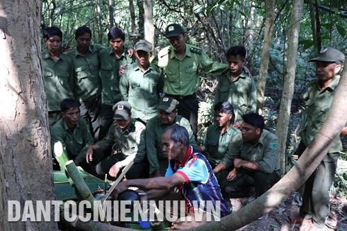 ដុតមាន់ បាយក្រឡានដើម្បីសែនថ្វាយដល់អារក្សព្រៃត្រឹមត្រូវតាមទំនៀមទម្លាប់ របស់ជនជាតិ យ៉ារ៉ាយ នៅ តីង្វៀន ចាស់ភូមិ ស៊ីវទើយ - អ្នកភូមិ អករ៉ាង ឃុំ អៀពេច ស្រុក អៀហ្ករ៉ាយ (ខេត្ត យ៉ាឡាយ) ជាមួយបងប្អូនជនជាតិកងសេនាជន កងកម្លាំងរដ្ឋបាលព្រៃឈើអនុវត្តពិធីកិច្ចសែនព្រៃ ក្រោយពីពិធីសែនព្រៃ ជនជាតិ យ៉ារ៉ាយ ប្រមូលផ្តុំគ្នាទទួលទាន ផឹកស្រាតាមទំនៀមទម្លាប់ប្រពៃណី ដុតមាន់ បាយក្រឡានដើម្បីសែនថ្វាយដល់អារក្សព្រៃត្រឹមត្រូវតាមទំនៀមទម្លាប់ របស់ជនជាតិ យ៉ារ៉ាយ នៅ តីង្វៀន ចាស់ភូមិ ស៊ីវទើយ - អ្នកភូមិ អករ៉ាង ឃុំ អៀពេច ស្រុក អៀហ្ករ៉ាយ (ខេត្ត យ៉ាឡាយ) ជាមួយបងប្អូនជនជាតិកងសេនាជន កងកម្លាំងរដ្ឋបាលព្រៃឈើអនុវត្តពិធីកិច្ចសែនព្រៃ ក្រោយពីពិធីសែនព្រៃ ជនជាតិ យ៉ារ៉ាយ ប្រមូលផ្តុំគ្នាទទួលទាន ផឹកស្រាតាមទំនៀមទម្លាប់ប្រពៃណី