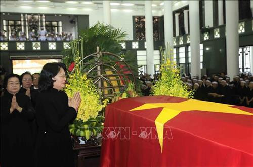 គណៈប្រតិភូខុទ្ទកាល័យប្រធានរដ្ឋនៃសាធារណរដ្ឋសង្គមនិយមវៀតណាម ដឹកនាំដោយសមមិត្ត ដាំងធីង៉ុកធិញ សមាជិកគណៈកម្មាធិការមជ្ឈិមបក្ស ប្រធានរដ្ឋស្តីទីអញ្ជើញគោរពវិញ្ញាណក្ខន្ធសពលោកប្រធានរដ្ឋ ត្រឹនដាយក្វាង។ រូបថត៖ ញ៉ានសាង -ទីភ្នាក់ងារព័ត៌មានវៀតណាម