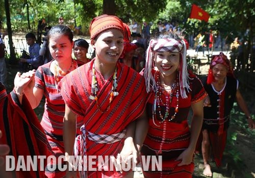 សម្តែងឡើងវិញពិធីរៀបអាពាហ៍ពិពាហ៍របស់ជនជាតិ ប៉ាកូ នៅស្រុក អាលឿយ (ខេត្ត ធឿធៀន - ហ្វេ)