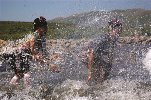 បានចូលរួមពិធីបុណ្យជះទឹកផ្សងសំណាងក្នុងឆ្នាំថ្មីរបស់ជនជាតិ ឡាវ បានចូលរួមពិធីបុណ្យជះទឹកផ្សងសំណាងក្នុងឆ្នាំថ្មីរបស់ជនជាតិ ឡាវ