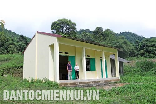 បងស្រី ឌិញធីស៊ិញ ចលនាបងប្អូនជនជាតិចូលរួមវិភាគទានជាទឹកប្រាក់ជាកម្លាំង សាងសង់ស្ពាន ២ សម្រាប់បម្រើជីវភាពរស់នៅរបស់ប្រជាជនជីកព្រែកចង្អូរក្នុងវាលស្រែប្រវែង ៤០០ ម៉ែត្រ... ផ្ទះប្រជុំរបស់ភូមិដោយសារបងស្រី ឌិញធីស៊ិញ ចលនាប្រជាជនបរិច្ចាគដី ៤០០ ម៉ែត្រការេនិងចូលរួមវិភាគទាន ៤០ លានដុងសម្រាប់សាងសង់