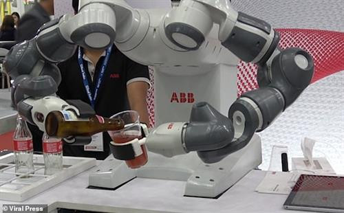 មនុស្សយន្តរបស់ក្រុមហ៊ុន ស្វីស ABB អាចកាន់កែវដៃម្ខាងនិងចាក់ស្រាបៀរបានដ៏ល្អឥតខ្ចោះ មនុស្សយន្តរបស់ក្រុមហ៊ុន ស្វីស ABB អាចកាន់កែវដៃម្ខាងនិងចាក់ស្រាបៀរបានដ៏ល្អឥតខ្ចោះ