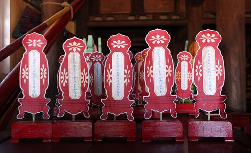 បណា្តផ្លាកព្រលឹងដែលទាក់ទងដល់កងនាវាចរណ៍ ហ្វាងសា បានតម្កល់ទុក គោរពបូជានៅវិហារភូមិ អានវិញ