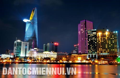 ទីក្រុង ហូជីមិញ ចែងចាំងពន្លឺព្រាកៗ នាពេលរាត្រី។ រូបថត៖ ភុកថាញ់