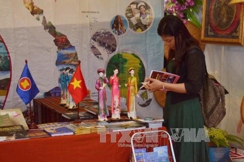 ភ្ញៀវទេសចរទស្សនា សៀវភៅ កាសែតនៅនឹងបញ្ជរតាំងបង្ហាញវប្បធម៌ វៀតណាម។ រូបថត៖ ផានមិញហ៊ឹង - ទីភ្នាក់ងារព័ត៌មានវៀតណាម