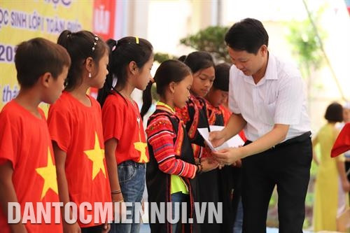 ណែនាំសិស្សានុសិស្សជនជាតិធ្វើគោមព្រះអង្គារក្នុងឱកាសបុណ្យសែនព្រះខែ អាជ្ញាធរនិងបណ្ដាអង្គការមហាជននៅក្នុងស្រុកបានយកចិត្តទុកដាក់ ជូនអំណោយដល់សិស្សានុសិស្សជនជាតិភាគតិចក្រីក្រមានស្ថានភាពលំបាកលំបិន ប្អូនៗ សិស្សានុសិស្សនៅតំបន់ខ្ពស់ មឿងតែ ឥឡូវនេះបានស្ងប់ចិត្តចុះពីលើភ្នំរៀនអក្សរ