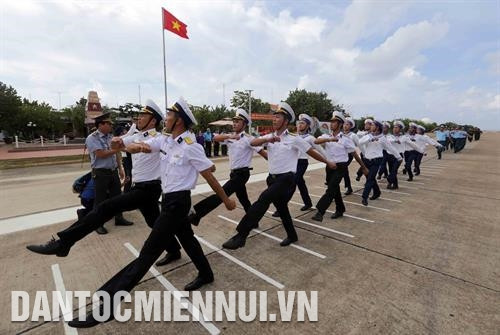 យុទ្ធជនកោះ កូលីន ទាំងថ្ងៃទាំងយប់លើកកម្ពស់ស្មារតីប្រុងប្រយ័ត្ន រក្សាការពារដែនសមុទ្រនិងដែនអាកាសដ៏ល្ហល្ហេវរបស់មាតុភូមិ ម៉ោងបង្វឹកកងជួរកម្មាភិបាល យុទ្ធជននៃកោះ ទ្រឿងសា ធំ វត្តអារាមនៅលើកោះ សុងទឺតី មានរចនាប័ទ្មប្រពៃណីនៃវត្ត វៀតណាម គឺជាវត្តធំជាងគេនៅក្នុងស្រុកកោះ ទ្រឿងសា គម្រោងដាំបន្លែស្រស់ក្នុងផ្ទះកញ្ចក់ត្រូវបានដំណើរការនៅកោះ សឺនកា ដោយមានផ្ទះកញ្ចក់ ២ កន្លែងដែលវិទ្យាស្ថានវិទ្យាសាស្រ្តកសិកម្មភាគខាងត្បូងអនុវត្តនិងប្រគល់ជូនអោយអង្គភាព ធានាជាសារវ័ន្តនូវតម្រូវការពីបន្លែស្រស់អោយកោះ សឺនកា ក៏ដូចជាបណ្តាកោះដទៃទៀតនៅ ទ្រឿងសា យុទ្ធជនទាំងឡាយនៅកោះ ទ្រឿងសាធំ រក្សាជាប់ជានិច្ចនូវរាល់សកម្មភាពកីឡាដើម្បីលត់ដំសុខភាពនិងលើកកម្ពស់ជីវភាពខាងស្មារតី