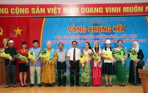 ថ្នាក់ដឹកនាំគណៈកម្មការជនជាតិទីក្រុង ហូជីមិញ ប្រគេននិងប្រគល់ជូនផ្កាចំពោះបេក្ខសមណៈ បេក្ខជន បេក្ខនារីចំនួន ៩ រូបដែលបានចូលដល់វគ្គផ្តាច់ព្រ័ត្រ