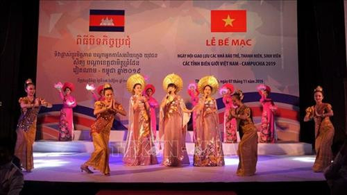 ទស្សនីយភាពផ្តោះប្តូរសិល្បៈនៅក្នុងពិធីបិទកម្មវិធីសមោសរ