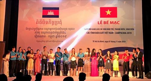 តំណាងប្រទេសទាំង ២ ជួបប្រាស្រ័យសម្តែងសិល្បៈក្នុងពិធីបិទកម្មវិធី លោក ឌាន់កុងហ៊្វិញ ប្រធាននាយកដ្ឋានផ្សព្វផ្សាយកិច្ចការបរទេស ក្រសួងព័ត៌មាននិងសារគមនាគមន៍អញ្ជើញថ្លែងសុន្ទរកថាបិទកម្មវិធីសមោសរ