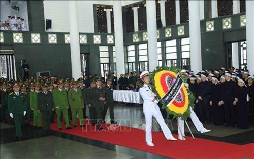 គណៈប្រតិភូគណៈកម្មាធិការបក្សនៃនគរបាលមជ្ឈិម ក្រសួងនគរបាល ដឹកនាំដោយឧត្តមសេនីយ៍ឯកបម្រុងលោក ទោឡឹម សមាជិកការិយាល័យនយោបាយ លេខាគណៈកម្មាធិការបក្សនៃនគរបាលមជ្ឈិម រដ្ឋមន្រ្តីក្រសួងនគរបាល អញ្ជើញគោររព្ធវិញ្ញាណក្ខន្ធសពប្រធានរដ្ឋ ត្រឹនដាយក្វាង។ រូបថត៖ ទីភ្នាក់ងារព័ត៌មានវៀតណាម