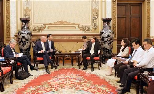 អនុប្រធានគណៈកម្មាធិការប្រជាជនទីក្រុង ហូជីមិញ លោក ត្រឹនវិញទ្វៀន អញ្ជើញទទួលជួបដៃគូប្រទេស ស្វ៊ីស។ រូបថត៖ ទៀនលឹក - ទីភ្នាក់ងារព័ត៌មានវៀតណាម អនុប្រធានគណៈកម្មាធិការប្រជាជនទីក្រុង ហូជីមិញ លោក ត្រឹនវិញទ្វៀន អញ្ជើញជួបពិភាក្សាជាមួយលោក B. Fruithof នាយកប្រតិបត្តិក្រុមហ៊ុន Aebi Schmidt Holding។ រូបថត៖ ទៀនលឹក - ទីភ្នាក់ងារព័ត៌មានវៀតណាម