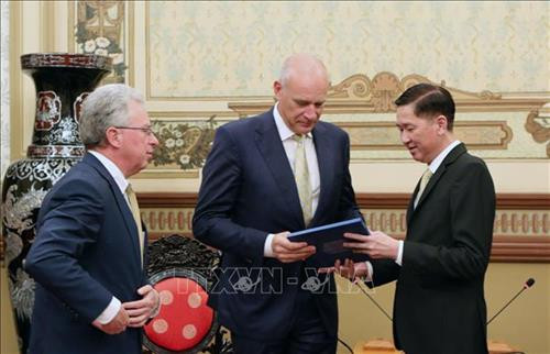 លោក ត្រឹនវិញទ្វៀន អញ្ជើញឧទ្ទេសនាមនិងជូនសៀវភៅស្តីពីដំណើរការសមាហរណកម្មរបស់ទីក្រុង ហូជីមិញ ដល់ថ្នាក់ដឹកនាំរបស់ក្រុមហ៊ុន Aebi Schmidt Holding។ រូបថត៖ ទៀនលឹក - ទីភ្នាក់ងារព័ត៌មានវៀតណាម