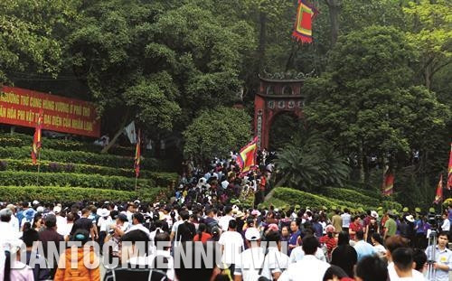 ពិធីបុណ្យឧទ្ទិសរំលឹកគុណូបការៈស្តេចត្រកូល ហ៊ុង - ពិធីបុណ្យ ឌេនហ៊ុង ឆ្នាំ ២០១៧ បានទាក់ទាញភ្ញៀវទេសចរពីគ្រប់ទិសទីដ៏ច្រើនកុះករ