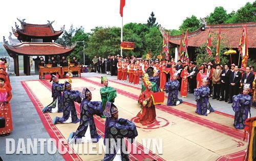 ពិធីការឧទ្ទិសថ្វាយដល់បុព្វបុរសដូនតា អនុវត្តដោយក្រុមពិធីការសែនថ្វាយនៃឃុំ ជូហ្វា ទីក្រុង វៀតទ្រី