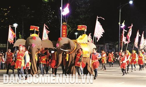 ពីធីបុណ្យប្រជាប្រិយតាមដងវីថិ វៀតទ្រី ដោយមានការចូលរួមពីសំណាក់ប្រជាជនជិត ២.០០០ នាក់នៅឃុំ សង្កាត់ទាំង ២៣ ចំណុះទីក្រុង វៀតទ្រីនិងស្រុកនានា៖ ឡឹមថាវ ថាញ់ធុយ ឌាន់ហ៊ុង