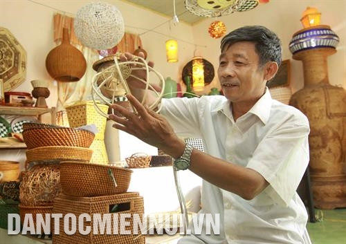 មុខរបរត្បាញផ្តៅឫស្សីនៅភូមិ ភូវិញ នៃឃុំ ភូងៀ ស្រុក ជឿងមី ជាមុខរបរមួយក្នុងចំណោមមុខរបរសិប្បកម្មប្រពៃណីដ៏ល្បីល្បាញរបស់ ហាណូយ មុខរបរត្បាញផ្តៅឫស្សីនៅភូមិ ភូវិញ នៃឃុំ ភូងៀ ស្រុក ជឿងមី ជាមុខរបរមួយក្នុងចំណោមមុខរបរសិប្បកម្មប្រពៃណីដ៏ល្បីល្បាញរបស់ ហាណូយ