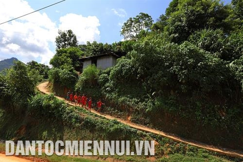 ណែនាំសិស្សានុសិស្សជនជាតិធ្វើគោមព្រះអង្គារក្នុងឱកាសបុណ្យសែនព្រះខែ អាជ្ញាធរនិងបណ្ដាអង្គការមហាជននៅក្នុងស្រុកបានយកចិត្តទុកដាក់ ជូនអំណោយដល់សិស្សានុសិស្សជនជាតិភាគតិចក្រីក្រមានស្ថានភាពលំបាកលំបិន ប្អូនៗ សិស្សានុសិស្សនៅតំបន់ខ្ពស់ មឿងតែ ឥឡូវនេះបានស្ងប់ចិត្តចុះពីលើភ្នំរៀនអក្សរ