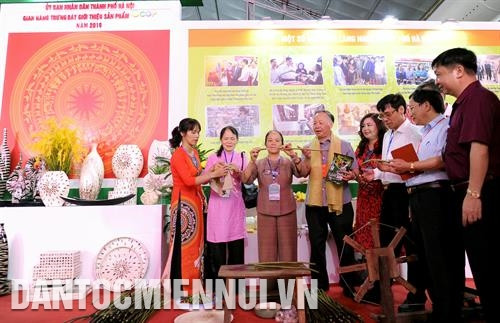 អនុប្រធានអចិន្ត្រៃយ៍នៃគណៈកម្មាធិការប្រជាជនទីក្រុង ហាណូយ លោក ង្វៀនវ៉ាន់ស៊ឺវ និងបណ្ដាប្រតិភូបានអញ្ជើញទស្សនាស្ដង់ដាក់តាំងផលិតផល របស់គណៈប្រតិភូ ហាណូយ នៅពិធីតាំងពិព័រណ៍អន្តរជាតិឃុំមួយផលិតផលមួយឆ្នាំ ២០១៩ អនុប្រធានអចិន្ត្រៃយ៍នៃគណៈកម្មាធិការប្រជាជនទីក្រុង ហាណូយ លោក ង្វៀនវ៉ាន់ស៊ឺវ និងបណ្ដាប្រតិភូបានអញ្ជើញទស្សនាស្ដង់ដាក់តាំងផលិតផល របស់គណៈប្រតិភូ ហាណូយ នៅពិធីតាំងពិព័រណ៍អន្តរជាតិឃុំមួយផលិតផលមួយឆ្នាំ ២០១៩