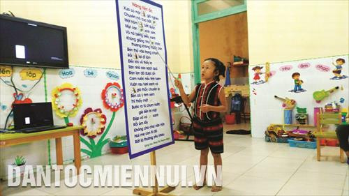 ប្អូនៗ កុមារាកុមារីជនជាតិ កឺទូ ចាប់ផ្តើមរៀនចំណាំមុខតួអក្សរសរសេរ