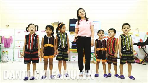 នៅក្នុងបណ្តាម៉ោងបង្រៀនភាសាជនជាតិ គ្រូបង្រៀននិងសិស្សសាលាប្រើភាសា កឺទូ ដោយផ្ទាល់តែម្តង